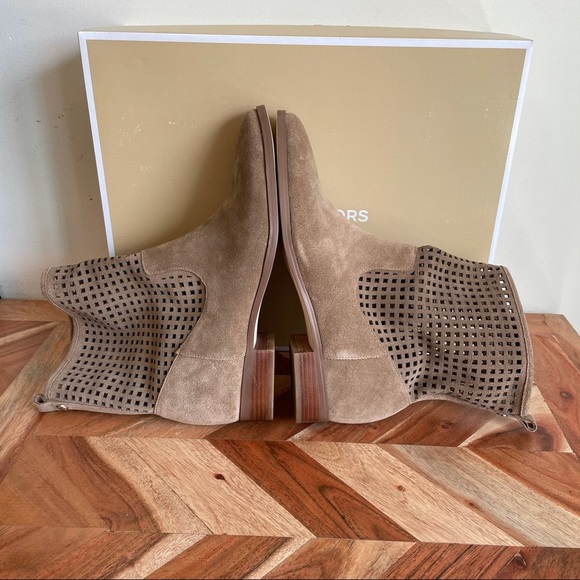 NEW Michael Kors Graham Ankle Suede Boots - Picture 4 of 7